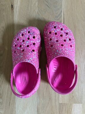 Bright Pink Paint Splatter Crocs – Kids Size J1